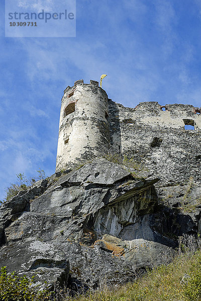 Österreich  Steiermark  Blick auf die Burgruine Steinschloss von unten