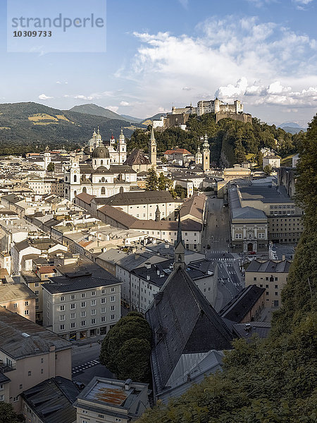 Österreich  Salzburg  Blick auf die Stadt mit Schloss Hohensalzburg im Hintergrund