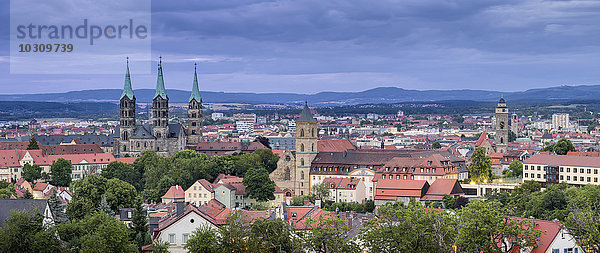 Deutschland  Bayern  Bamberg  Blick auf den Bamberger Dom bei Dämmerung