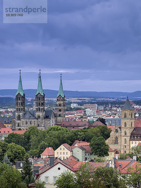 Deutschland  Bayern  Bamberg  Blick auf den Bamberger Dom bei Dämmerung