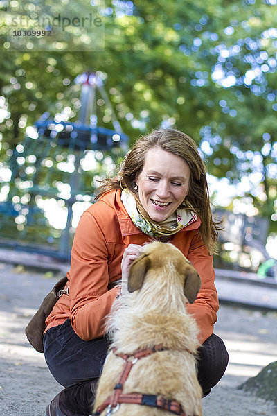 Porträt einer lächelnden Frau mit ihrem Hund