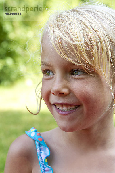 Porträt des lächelnden Mädchens im Sommer