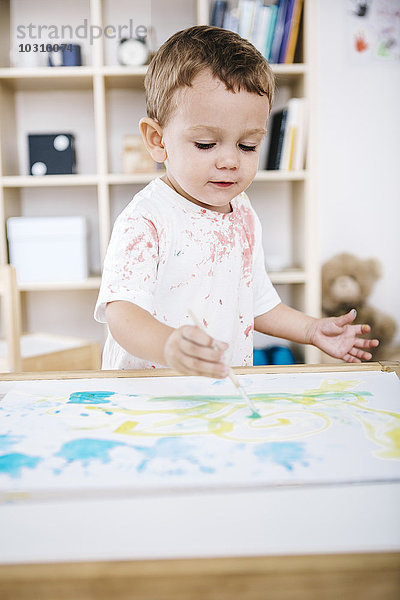Porträt eines kleinen Jungen mit Aquarellmalerei