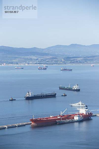 Gibraltar  Bucht von Gibraltar  Frachtschiffe