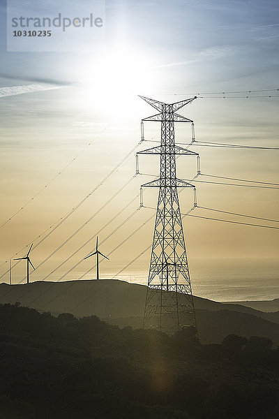 Spanien  Andalusien  Tarifa  Windpark und Strommasten im Abendlicht
