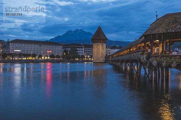 Schweiz  Luzern  Kapellbrücke am Abend  im Hintergrund Pilatusberg