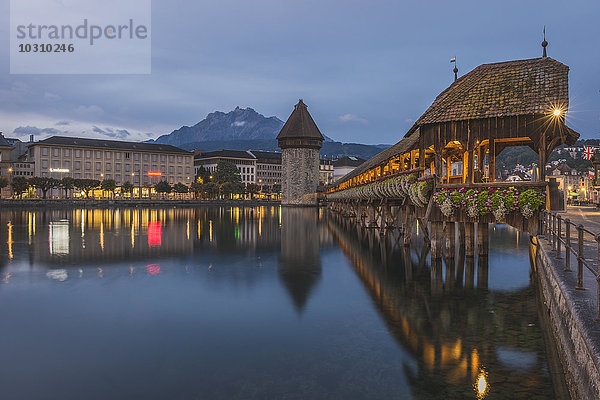 Schweiz  Luzern  Kapellbrücke am Abend  Pilatus im Hintergrund