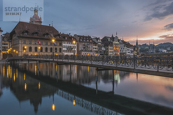 Schweiz  Luzern  Blick von der Rathausstegbrücke auf die Altstadt am Abend