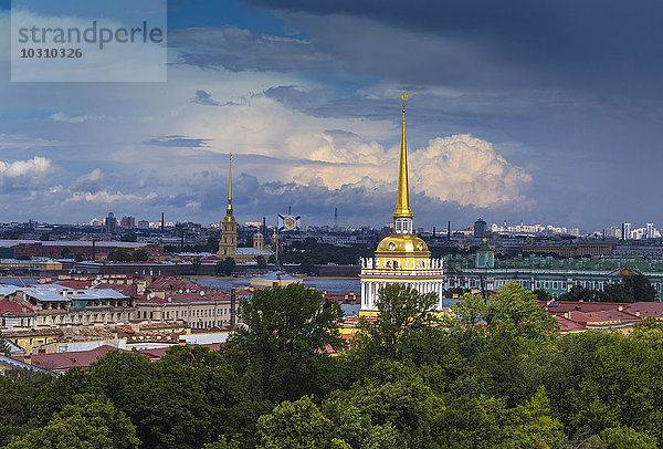 Russland  Sankt Petersburg  Admiralität und Peter-und-Paul-Kathedrale im Hintergrund