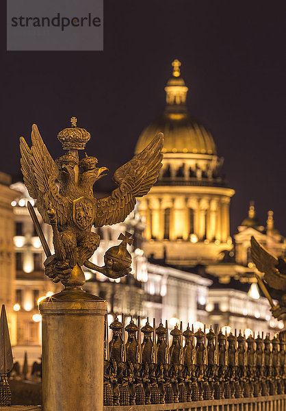 Russland  Sankt Petersburg  Doppeladler auf dem Palastplatz und der St. Isaak-Kathedrale