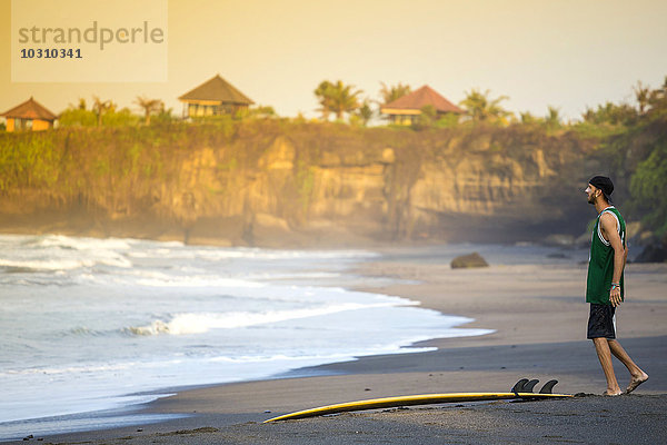 Indonesien  Bali  Surfer am Strand