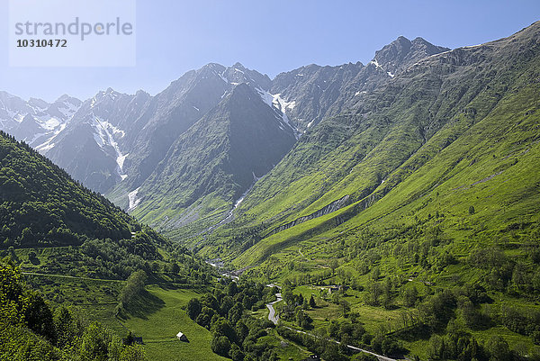 Frankreich  Zentralpyrenäen  Hautes-Pyrenäen  Blick auf Bergstraße