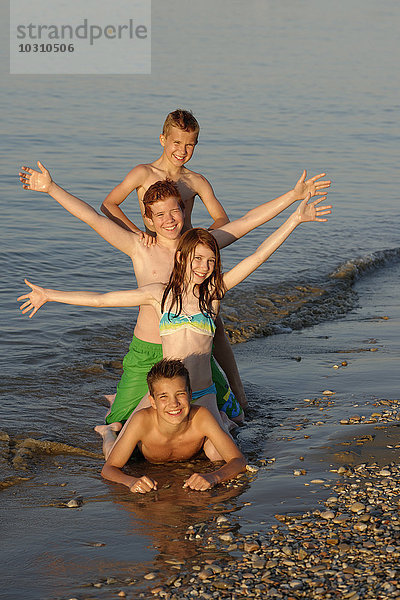 Italien  vier Kinder in Folge an der Strandpromenade