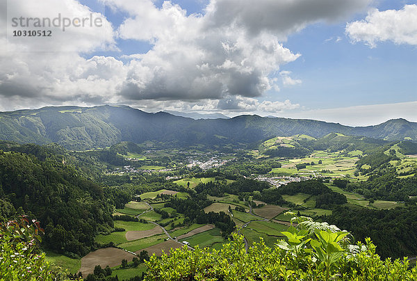 Portugal  Azoren  Sao Miguel  Blick ins Tal  Vale das Furnas