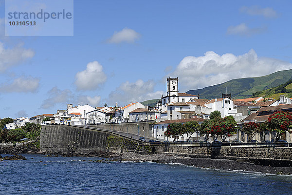 Portugal  Azoren  Sao Miguel  Blick auf die Altstadt von Vila Franca do Campo