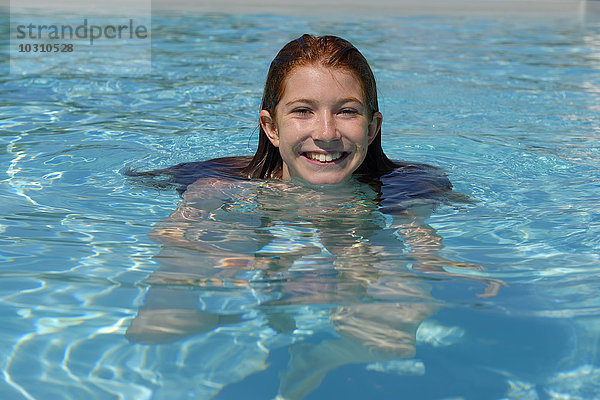 Porträt des lächelnden Mädchens im Schwimmbad