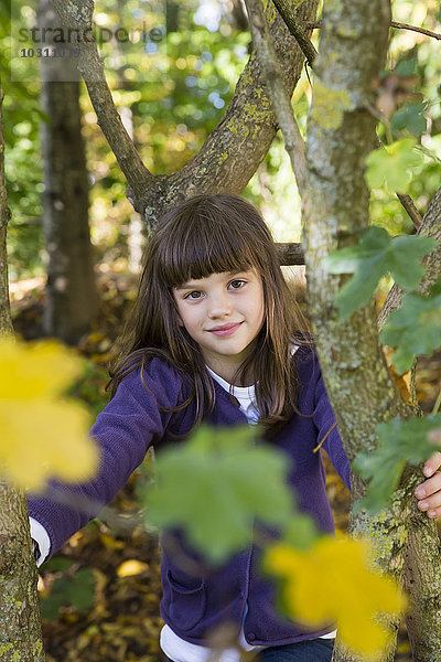 Porträt eines Mädchens im Herbstwald