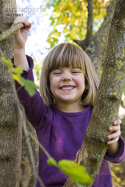 Porträt des grinsenden Mädchens im Herbstwald