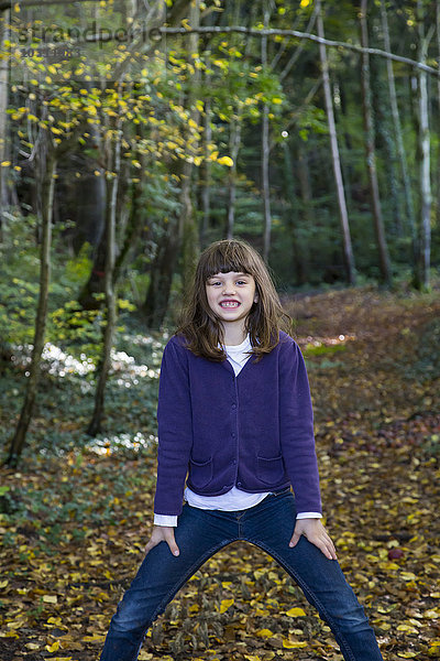 Mädchen stehend im Herbstwald