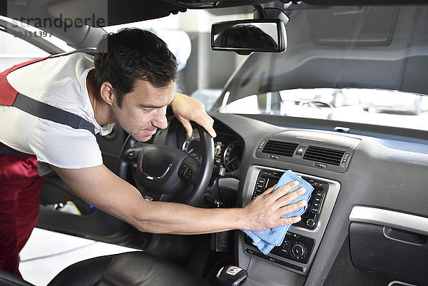 Autoreinigung  Mann-Reinigung Auto  Fahrzeuginnenraum