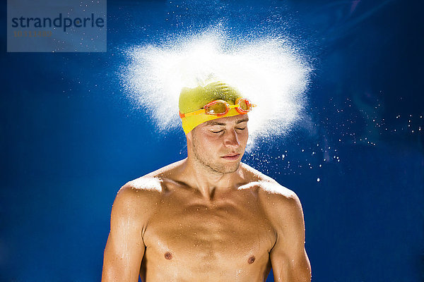 Schwimmer  Wasserspülung am Kopf