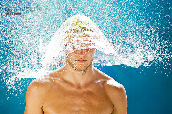 Schwimmer  Wasserspülung am Kopf