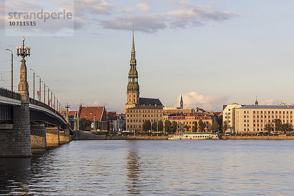 Lettland  Riga  Blick über die Daugava zur Peterskirche
