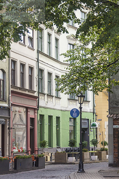 Lettland  Riga  Straße mit Außencafés in der Altstadt
