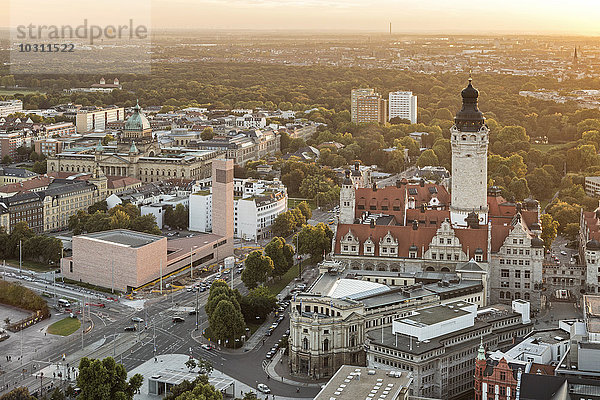 Deutschland  Sachsen  Leipzig  Blick auf Neues Rathaus  St. Trinitatis und Bundesverwaltungsgericht bei Sonnenuntergang
