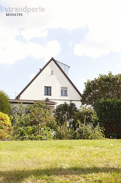 Deutschland  Einfamilienhaus mit Garten im Vordergrund