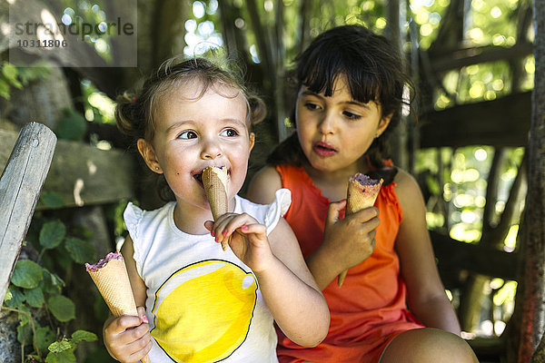 Zwei kleine Schwestern beim Eis essen