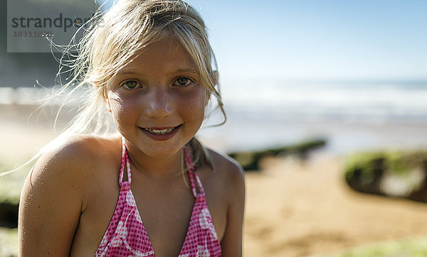 Portrait des kleinen Mädchens am Strand