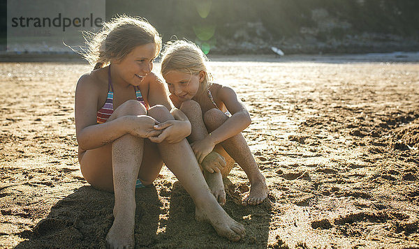 Zwei Schwestern beim gemeinsamen Spaß am Strand