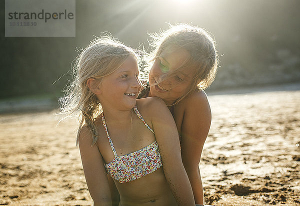 Zwei Schwestern beim gemeinsamen Spaß am Strand