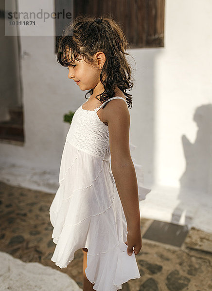 Spanien  Balearen  Menorca  Binibeca  Porträt eines kleinen Mädchens im Sonnenlicht