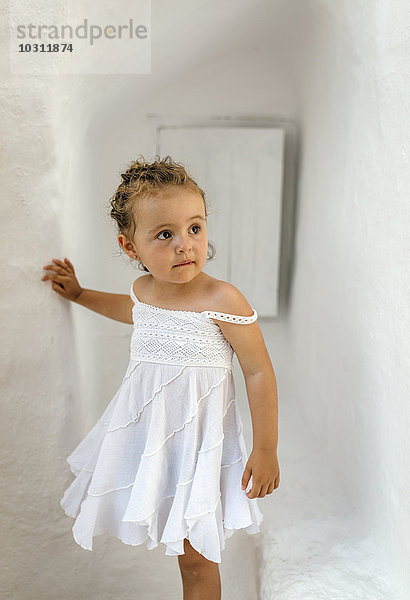 Spanien  Balearen  Menorca  Binibeca  Portrait des kleinen Mädchens in weißem Sommerkleid