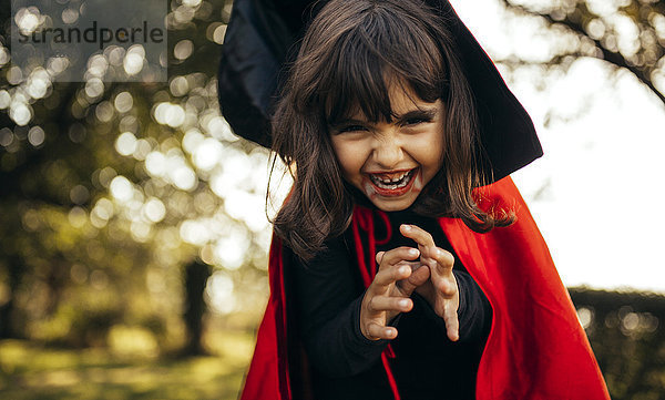 Porträt des kleinen Mädchens als Vampir verkleidet