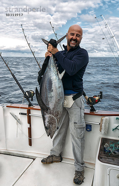 Spanien  Asturien  Fischer mit fangfrischem Thunfisch