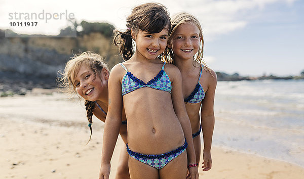 Spanien  Colunga  drei glückliche Mädchen am Strand