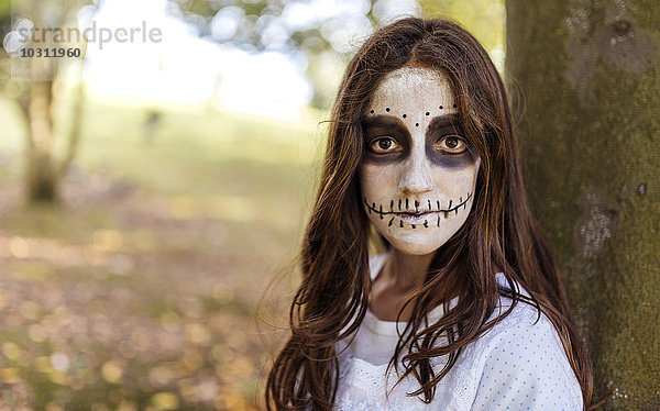Porträt des Maskenmädchens an Halloween