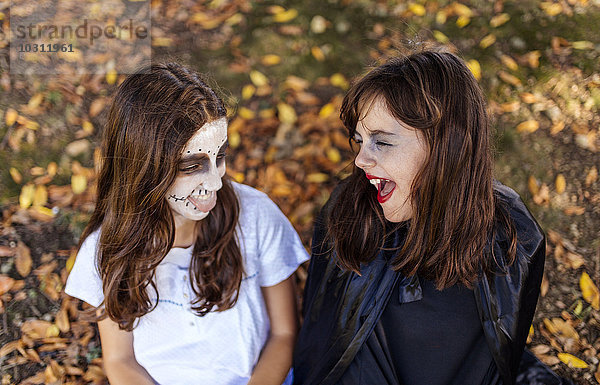 Zwei maskierte Mädchen an Halloween