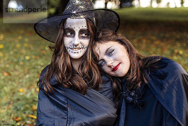 Porträt zweier maskierter Mädchen an Halloween