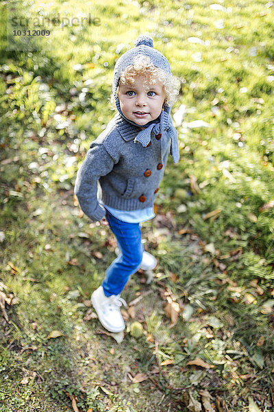 Porträt eines kleinen Jungen in Herbstmode