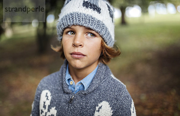 Porträt eines Jungen in Herbstmode