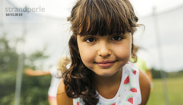 Portrait des brünetten Mädchens auf Trampolin