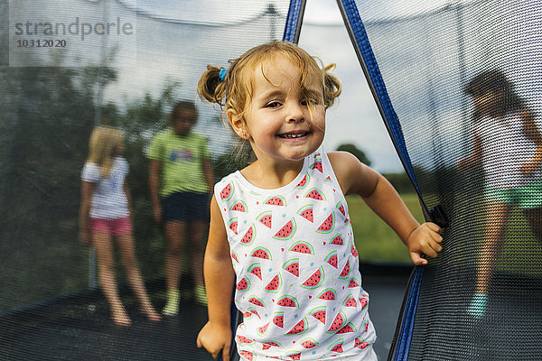 Portrait des Mädchens auf Trampolin