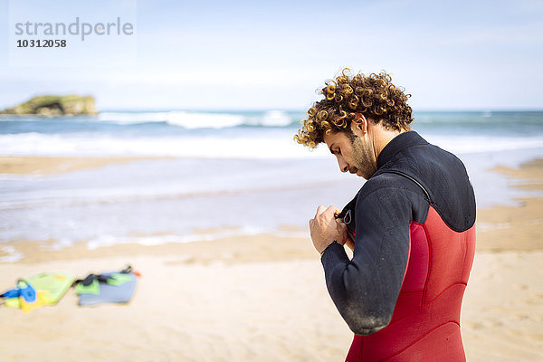Spanien  Asturien  Colunga  Surfer bei der Vorbereitung am Strand