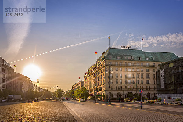 Deutschland  Berlin  Hotel Adlon am Pariser Platz bei Sonnenaufgang