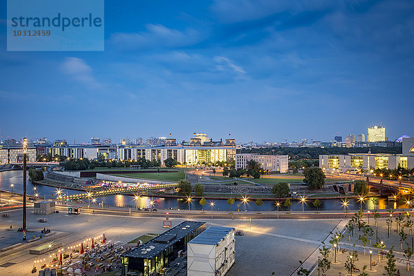 Deutschland  Berlin  Stadtbild mit Spree in der Abenddämmerung