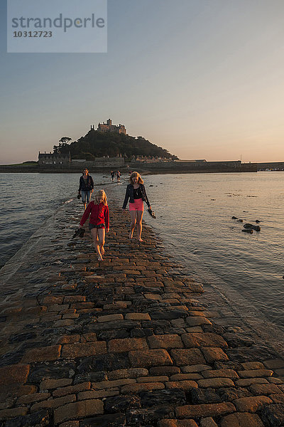 UK  England  Cornwall  Familie auf dem Damm der Gezeiteninsel St. Michael's Mount